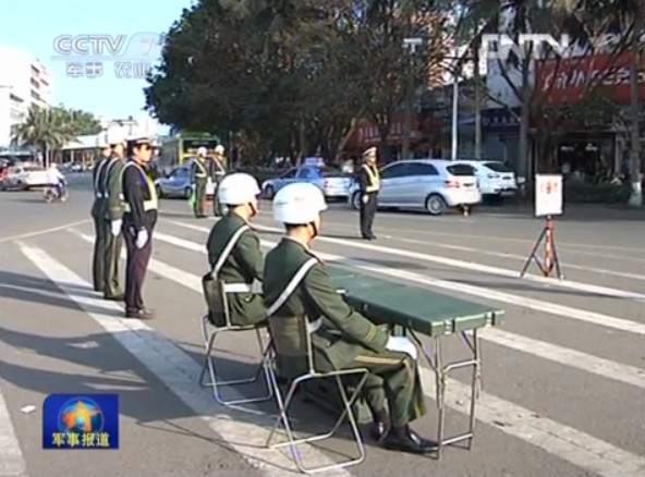 央視視頻截圖：解放軍加強軍車檢查。