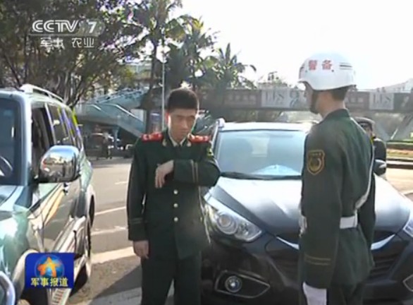 視視頻截圖：解放軍進行軍車轉(zhuǎn)向整治。