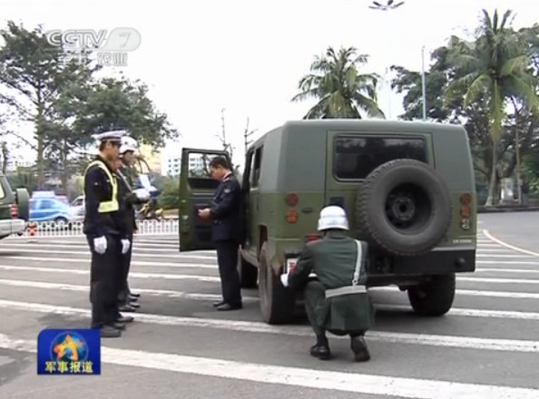 央視視頻截圖：解放軍進行軍車專向整治。