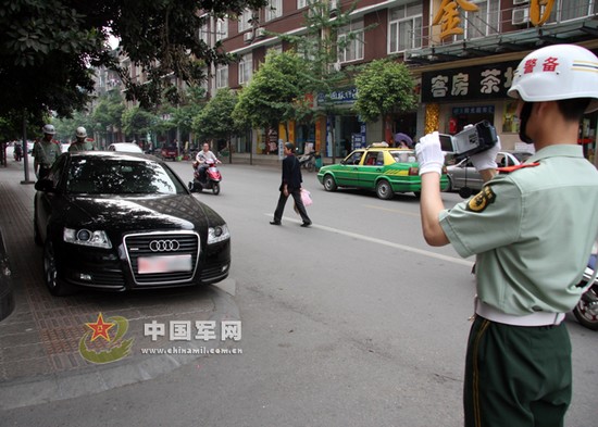 資料圖：檢察人員對違章軍車進行拍照取證。