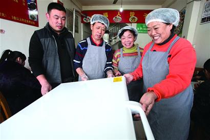 青島雷鋒夫婦闖關贏5萬大獎 送給幸福人餃子館