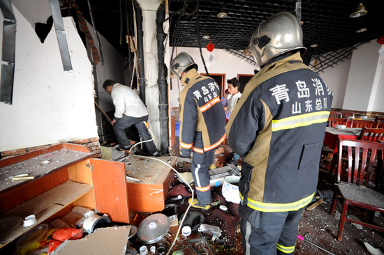 首發(fā):安陽路一飯店液化氣爆炸 行人被掀翻