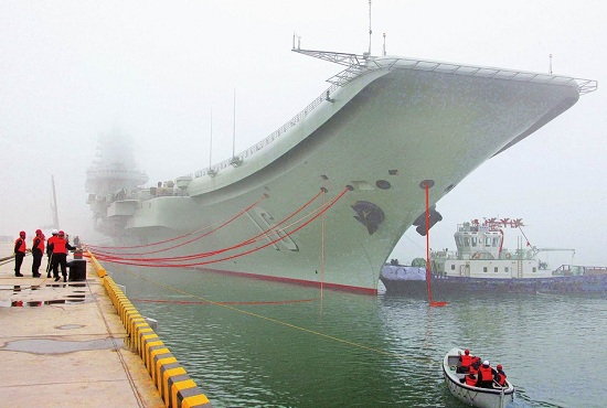 資料圖：遼寧艦航母靠泊在航母軍港內(nèi)的場(chǎng)景。