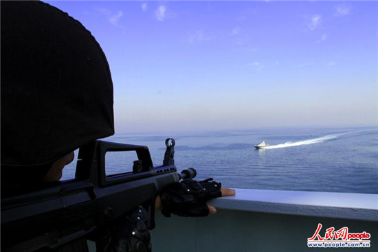 原文配圖：演練中，海盜小艇快速向我艦艇沖鋒，實(shí)施攻擊，特戰(zhàn)隊(duì)員快速鎖定目標(biāo)。