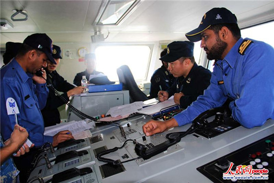 原文配圖：巴基斯坦海軍觀察員與我海軍官兵密切協(xié)作。