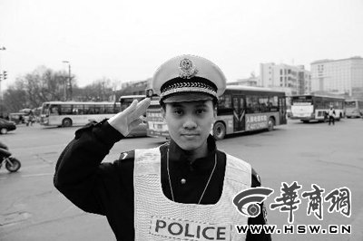 交警拒收口罩將女孩弄哭 官方道歉：罰做俯臥撐