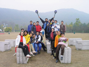 高一時(shí)，全班去太子灣公園玩。右二穿著黃色衣服的是張京。左上中間穿著黑衣服的女孩是也進(jìn)了外交部的趙婷，圍紅色格子圍巾的是胡躍波老師。圖片由胡躍波老師提供