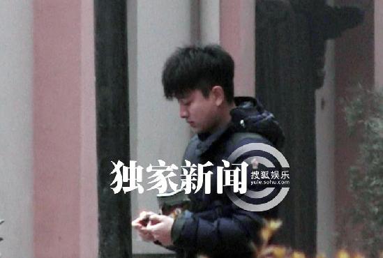 李小璐一家三口串親戚 賈乃亮路邊放花炮