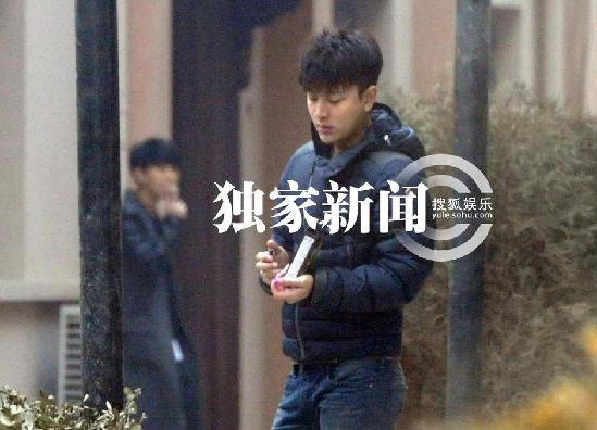 李小璐一家三口串親戚 賈乃亮路邊放花炮