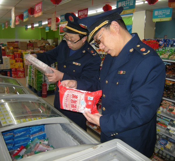 執(zhí)法人員檢查食品安全