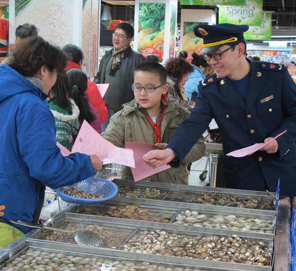 執(zhí)法人員到轄區(qū)超市發(fā)放食品安全宣傳材料