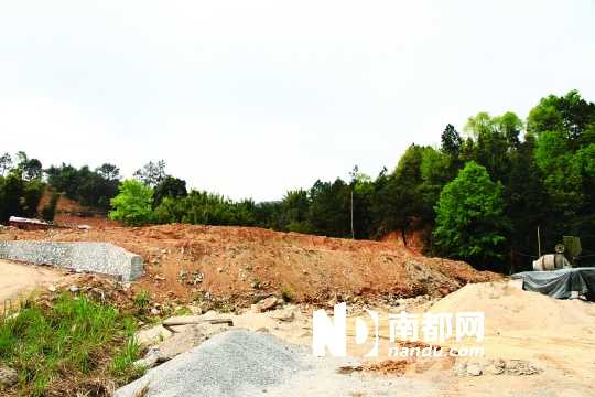 惠州地派鎮(zhèn)地派溫泉酒店對(duì)面，是曾廣興所稱倒土的位置，但現(xiàn)場(chǎng)并無(wú)大量棄土，當(dāng)?shù)卮逦卜裾J(rèn)曾有大量棄土。