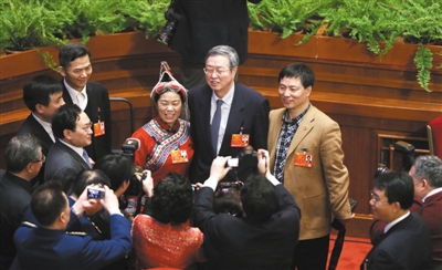 昨日，在全國人大會議間隙，央行行長周小川與代表合影。新京報記者 韓萌 攝