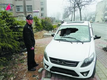 醉漢見車就砸 逃跑掉進(jìn)糞池