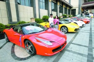 12輛頂級名車組成婚禮車隊(duì)，車價(jià)加起來超6000萬。