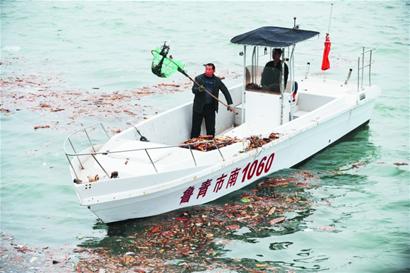 海上皇宮西側(cè)海面漂浮50米長垃圾帶