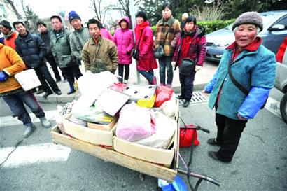 沂水路早市攤販與城管拉鋸