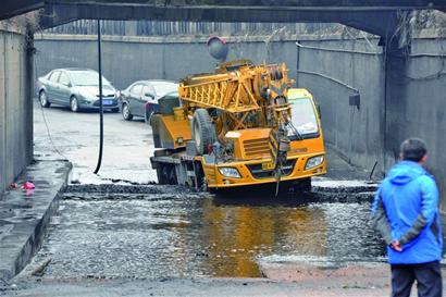 杭州支路鐵路橋下積水到小腿 出租車闖關(guān)熄火