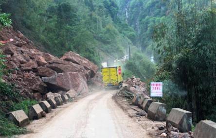 F:\蘆山地震\蘇寧救援車隊(duì)經(jīng)過剛剛搶通的通往雙石鎮(zhèn)的道路.jpg