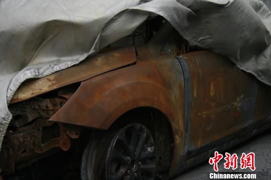 由于溝通無果，車主將被燒毀的車停在了位于杭州沈半路的萬國福特4s店 趙小燕 攝