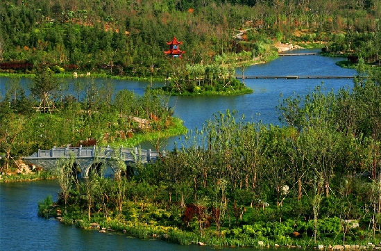 濰坊市的白浪河的過去一片凄涼，如今建成白浪綠洲濕地公園