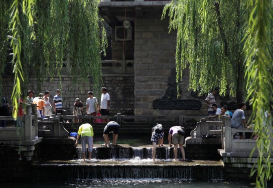 黑虎泉畔市民取水成一景 泉水大碗茶再現(xiàn)老濟南風情