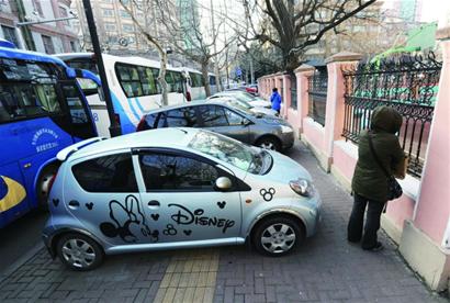 委員建議人行道違法停車掛鉤年審 加大處罰力度