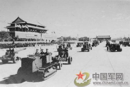 1951年國慶閱兵 給全國人民鼓舞士氣