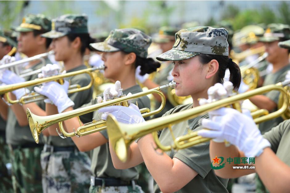 閱兵聯(lián)合軍樂團與合唱團合練 女隊員亮眼