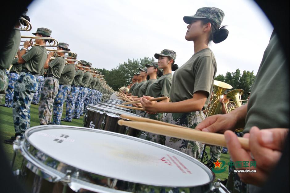 閱兵聯(lián)合軍樂團(tuán)與合唱團(tuán)合練 女隊(duì)員亮眼