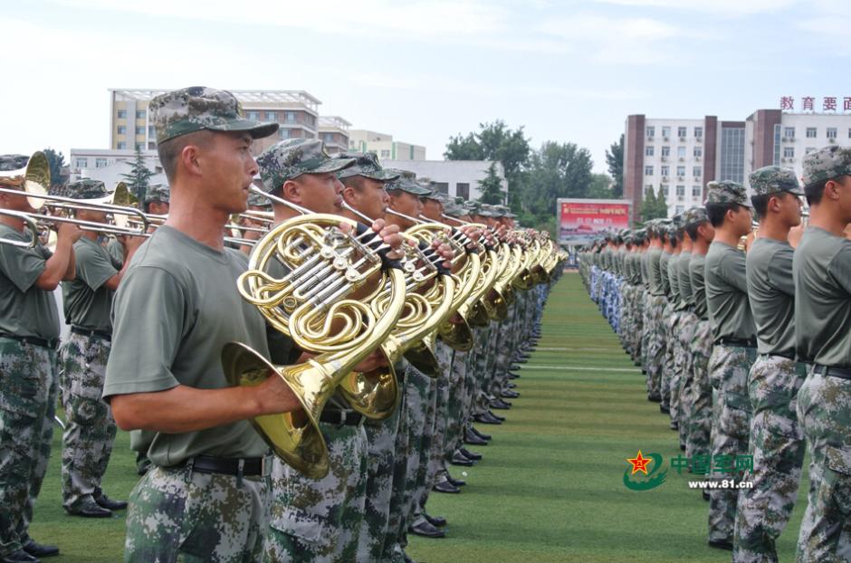 閱兵聯(lián)合軍樂團(tuán)與合唱團(tuán)合練 女隊(duì)員亮眼