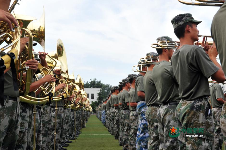 閱兵聯(lián)合軍樂團(tuán)與合唱團(tuán)合練 女隊(duì)員亮眼