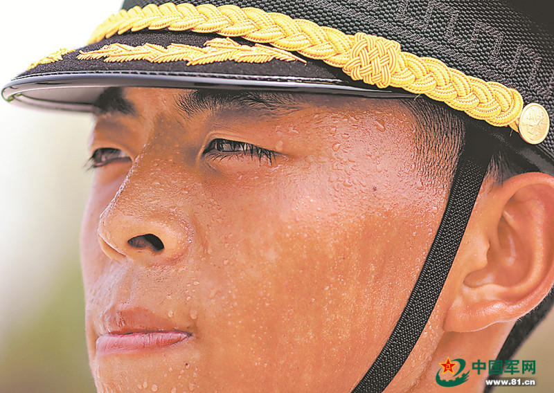 組圖：走進(jìn)閱兵基地 受閱官兵訓(xùn)練時(shí)汗如雨下