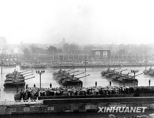 1956年國慶閱兵 大雨振軍容(組圖)