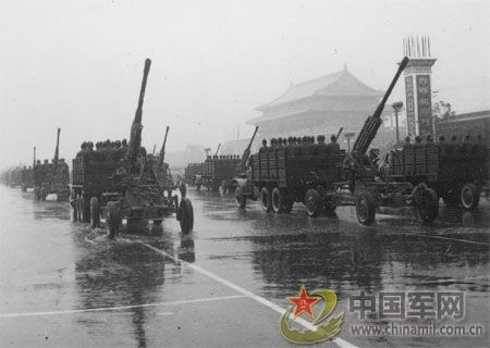 1956年國(guó)慶閱兵 大雨振軍容(組圖)