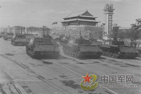 1957年國(guó)慶閱兵 國(guó)產(chǎn)戰(zhàn)斗機(jī)升空為“一五”告捷