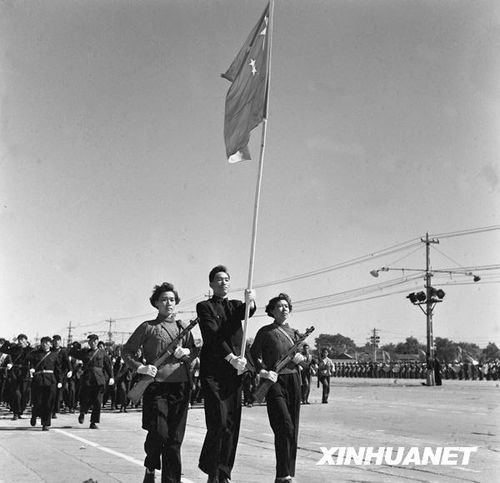 1958年國慶閱兵 民兵方隊規(guī)?？涨?組圖)