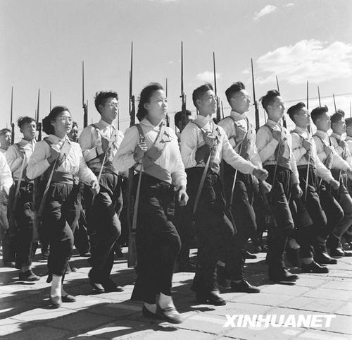 1958年國慶閱兵 民兵方隊(duì)規(guī)?？涨?組圖)