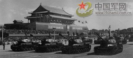 1958年國慶閱兵 民兵方隊規(guī)?？涨?組圖)