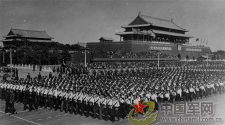 1958年國慶閱兵 民兵方隊規(guī)模空前(組圖)