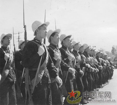 1958年國慶閱兵 民兵方隊規(guī)?？涨?組圖)