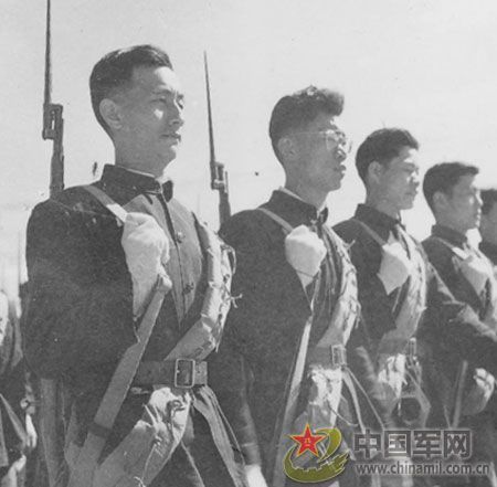 1958年國慶閱兵 民兵方隊規(guī)?？涨?組圖)