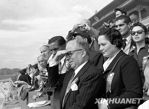 1957年國(guó)慶閱兵 國(guó)產(chǎn)戰(zhàn)斗機(jī)升空為“一五”告捷