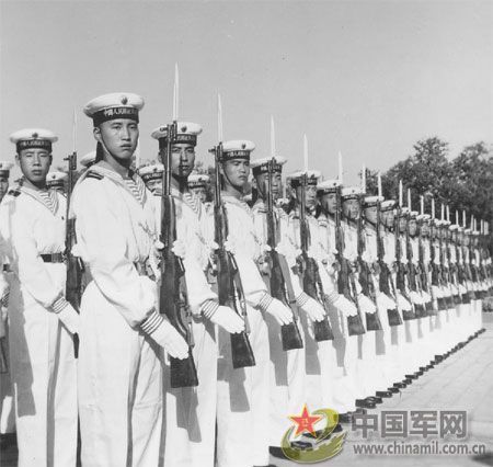 1957年國(guó)慶閱兵 國(guó)產(chǎn)戰(zhàn)斗機(jī)升空為“一五”告捷