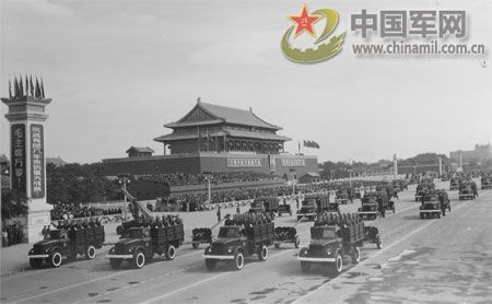 1957年國(guó)慶閱兵 國(guó)產(chǎn)戰(zhàn)斗機(jī)升空為“一五”告捷