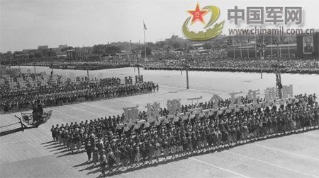 1957年國(guó)慶閱兵 國(guó)產(chǎn)戰(zhàn)斗機(jī)升空為“一五”告捷