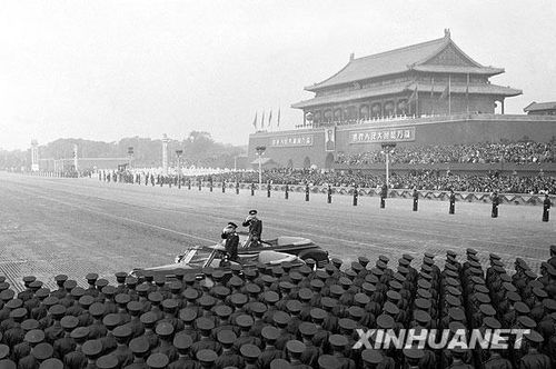 1957年國慶閱兵 國產(chǎn)戰(zhàn)斗機升空為“一五”告捷