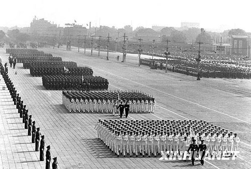 1957年國慶閱兵 國產(chǎn)戰(zhàn)斗機升空為“一五”告捷