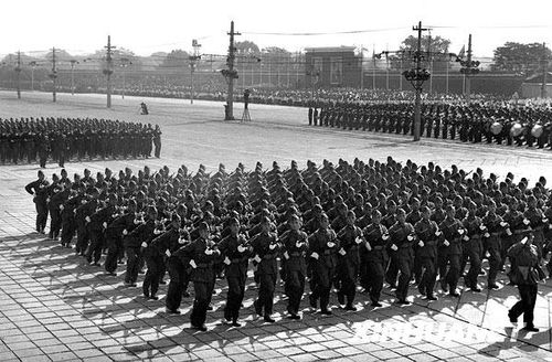 1957年國慶閱兵 國產(chǎn)戰(zhàn)斗機(jī)升空為“一五”告捷