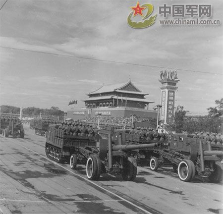 1957年國慶閱兵 國產(chǎn)戰(zhàn)斗機升空為“一五”告捷